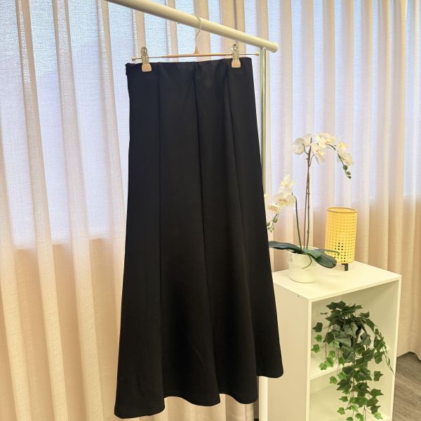 通勤黑色百搭西裝裙 二手女裙褲 / 長裙短裙 / 長褲短褲 / 穿搭推薦 / 高CP服飾/A字 /包臀裙 / 收腰 /韓系簡約寬鬆風 /溫柔氣質風 /極簡質感風 / OL俐落通勤風