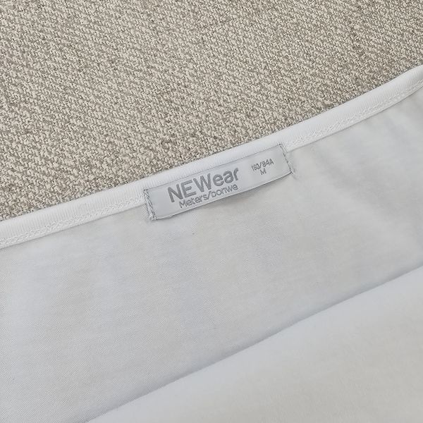 簡約又百搭白細肩背心 女上衣 / 二手女裝 / 穿搭