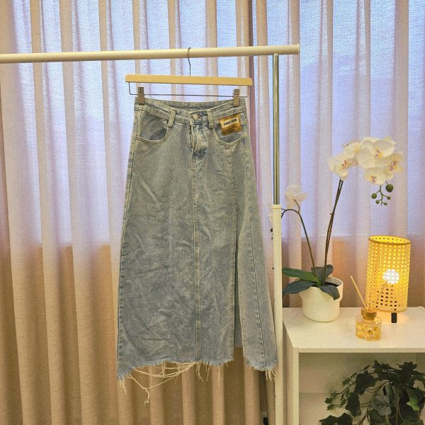 淺牛仔刷破側開衩長裙 二手女裙褲 / 長裙短裙 / 長褲短褲 / 穿搭推薦 / 高CP服飾