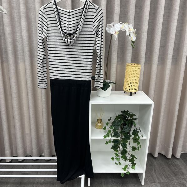 休閒風黑白條紋運動連帽長洋裝 二手女裙褲 / 長裙短裙 / 長褲短褲 / 穿搭推薦 / 高CP服飾 /寬鬆 / 長版 /洋裝 /寬鬆直筒 / 韓系簡約寬鬆風 /極簡質感風 /連帽長裙