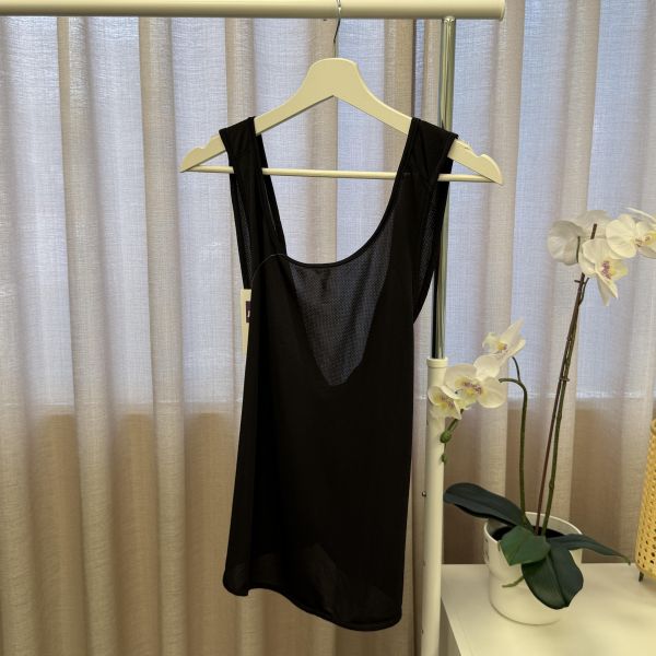 黑色透氣網眼交叉運動背心 女上衣 / 二手女裝 / 穿搭