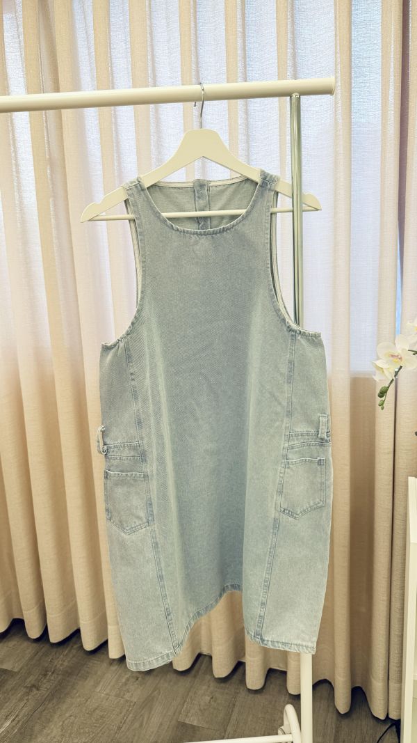 小清新牛仔吊帶裙 二手女裙褲 / 長裙短裙 / 長褲短褲 / 穿搭推薦 / 高CP服飾/慵懶隨性風/貼身 /合身/短版 / 韓系簡約寬鬆風 / 甜美減齡少女風/吊帶褲