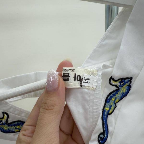 V領刺繡設計感衫 女上衣,二手女裝,穿搭,上衣,外套,襯衫
