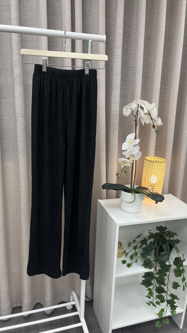 黑色褶皺感闊腿直筒褲 二手女裙褲,長褲短褲,穿搭推薦,高CP服飾,簡約穿搭,日常穿搭,上學穿搭,黑色長褲,休閒褲,直筒闊腿褲,舒適好穿,黑色褲子
