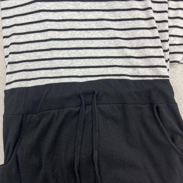 休閒風黑白條紋運動連帽長洋裝 二手女裙褲 / 長裙短裙 / 長褲短褲 / 穿搭推薦 / 高CP服飾 /寬鬆 / 長版 /洋裝 /寬鬆直筒 / 韓系簡約寬鬆風 /極簡質感風 /連帽長裙