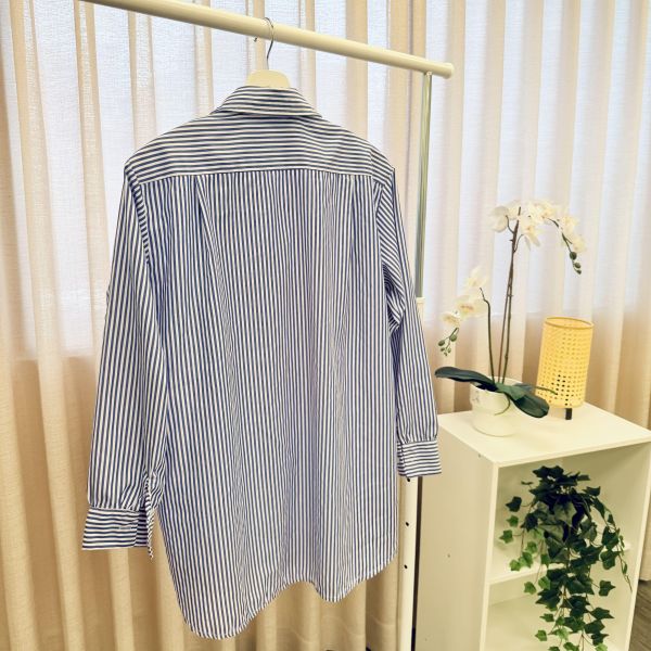 日系古著藍白條紋花襯衫 女上衣 / 二手女裝 / 穿搭/落肩設計 /寬鬆長版 / 慵懶隨性風/寬鬆 / Oversize /正常版 / 層次穿搭/日系清新風 /復古古著風/襯衫