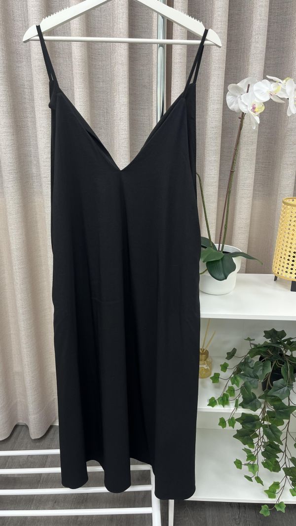 細肩帶黑色寬鬆外搭長洋裝 二手女裙褲 / 長裙短裙 / 長褲短褲 / 穿搭推薦 / 高CP服飾/寬鬆長版 / 慵懶隨性風 /寬鬆 / Oversize /長版/洋裝/ 寬鬆 / 韓系簡約寬鬆風 /  溫柔氣質風