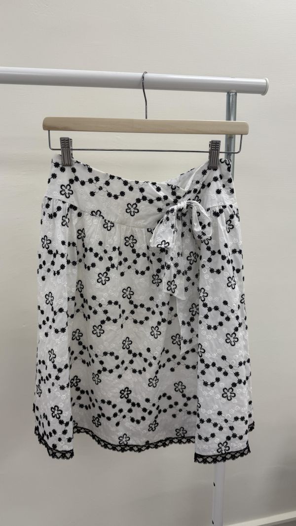 法式小花刺繡及膝裙 二手女裙褲,長裙,短裙,長褲,短褲,穿搭推薦,高CP服飾,洋裝,吊帶褲,吊帶裙
