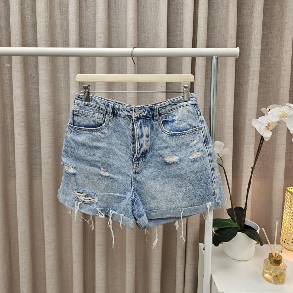 淺藍刷破排釦牛仔褲 二手女裙褲 / 長褲短褲 / 穿搭推薦 / 高CP服飾