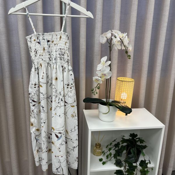 白花印花小清新夏日洋裝 二手女裙褲,長裙,短裙,長褲,短褲,穿搭推薦,高CP服飾,洋裝,吊帶褲,吊帶裙 小清新 夏天洋裝