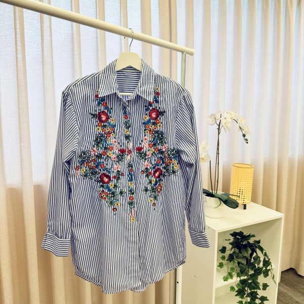 日系古著藍白條紋花襯衫 女上衣 / 二手女裝 / 穿搭/落肩設計 /寬鬆長版 / 慵懶隨性風/寬鬆 / Oversize /正常版 / 層次穿搭/日系清新風 /復古古著風/襯衫