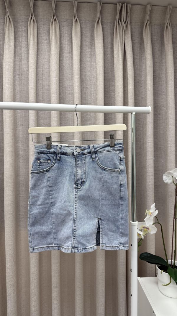 開岔牛仔短裙 二手女裙褲,長裙,短裙,長褲,短褲,穿搭推薦,高CP服飾,洋裝,吊帶褲,吊帶裙 牛仔裙