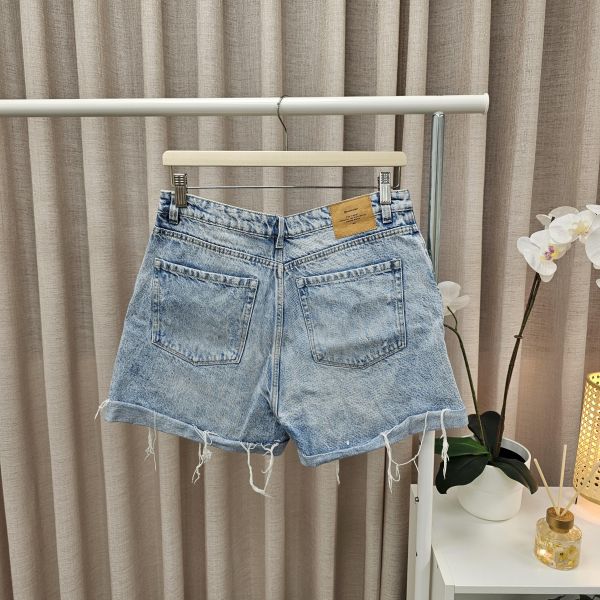 淺藍刷破排釦牛仔褲 二手女裙褲 / 長褲短褲 / 穿搭推薦 / 高CP服飾