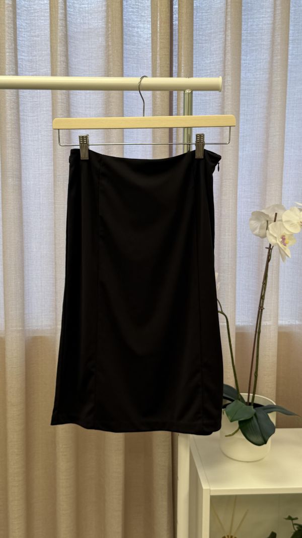 黑色顯瘦高腰A字西裝裙 二手女裙褲 / 長裙短裙 / 長褲短褲 / 穿搭推薦 / 高CP服飾