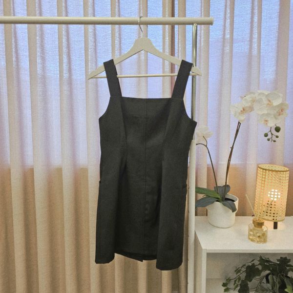 黑無袖排釦洋裝 二手女裙褲 / 長裙短裙 / 長褲短褲 / 穿搭推薦 / 高CP服飾
