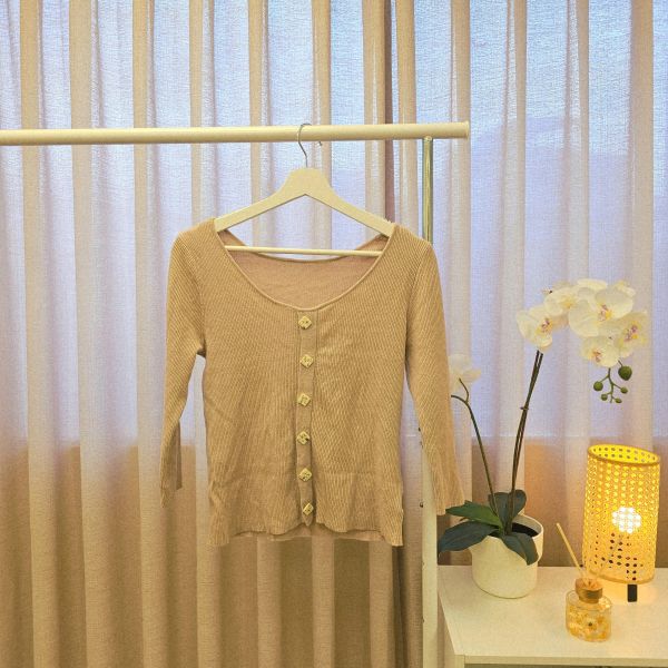 淺卡其七分袖菱型排釦上衣 女上衣 / 二手女裝 / 穿搭