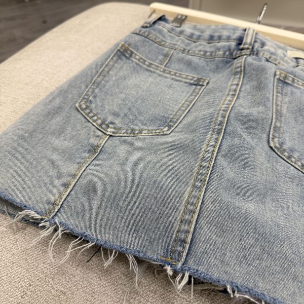 百搭牛仔A字裙 二手女裙褲,長裙,短裙,長褲,短褲,穿搭推薦,高CP服飾,洋裝,吊帶褲,吊帶裙 A字裙 牛仔裙