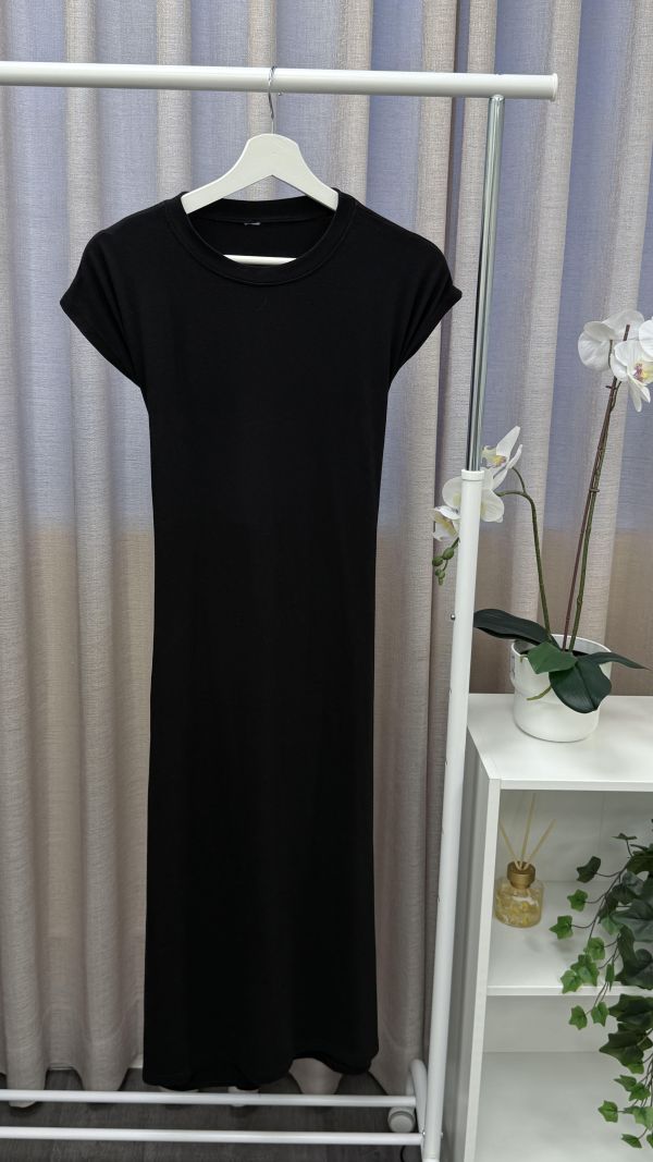 黑色小性感背後簍空日常長裙 二手女裙褲 / 長裙短裙 / 長褲短褲 / 穿搭推薦 / 高CP服飾/貼身 /合身 / 合肩 / 長版/洋裝/ A字 /包臀裙 / 收腰/ 韓系簡約寬鬆風 / 溫柔氣質風