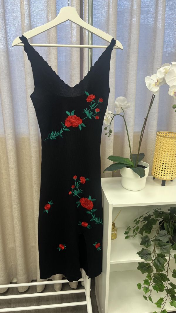 玫瑰刺繡修身針織吊帶裙 二手女裙褲 / 長裙短裙 / 穿搭推薦 / 高CP服飾/復古穿搭/刺繡商品/優雅洋裝/吊帶裙