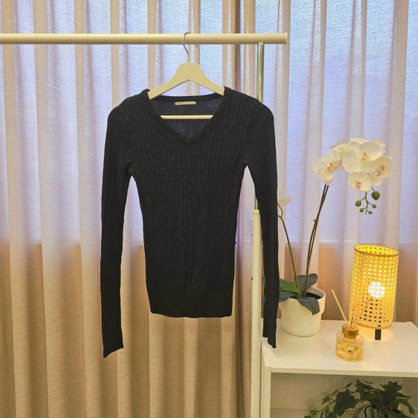 黑V領修身麻花毛衣 女上衣 / 二手女裝 / 穿搭
