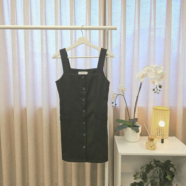 黑無袖排釦洋裝 二手女裙褲 / 長裙短裙 / 長褲短褲 / 穿搭推薦 / 高CP服飾