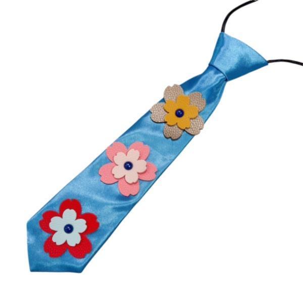 純色領帶加上3朵皮革花朵出眾閃耀吸引眾人目光 