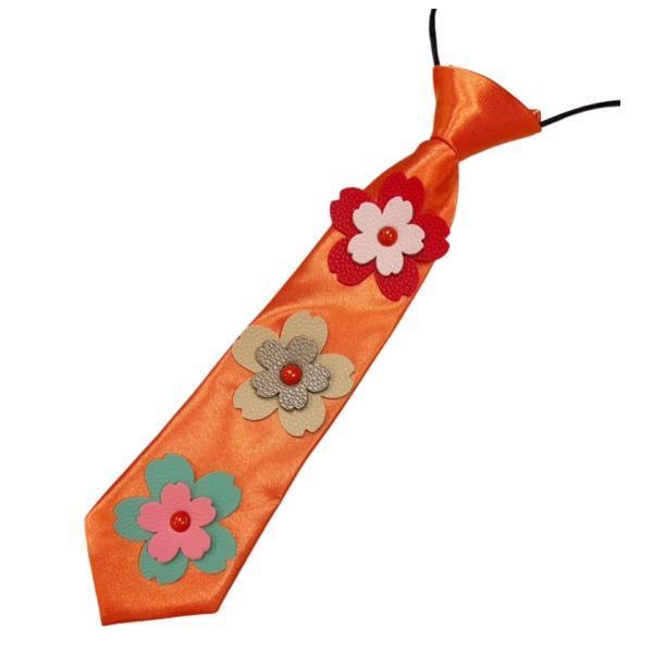 純色領帶加上3朵皮革花朵出眾閃耀吸引眾人目光 