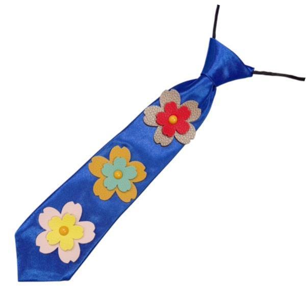 純色領帶加上3朵皮革花朵出眾閃耀吸引眾人目光 