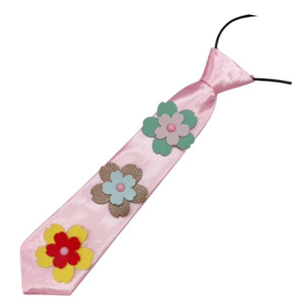 純色領帶加上3朵皮革花朵出眾閃耀吸引眾人目光 