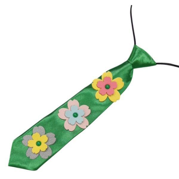 純色領帶加上3朵皮革花朵出眾閃耀吸引眾人目光 