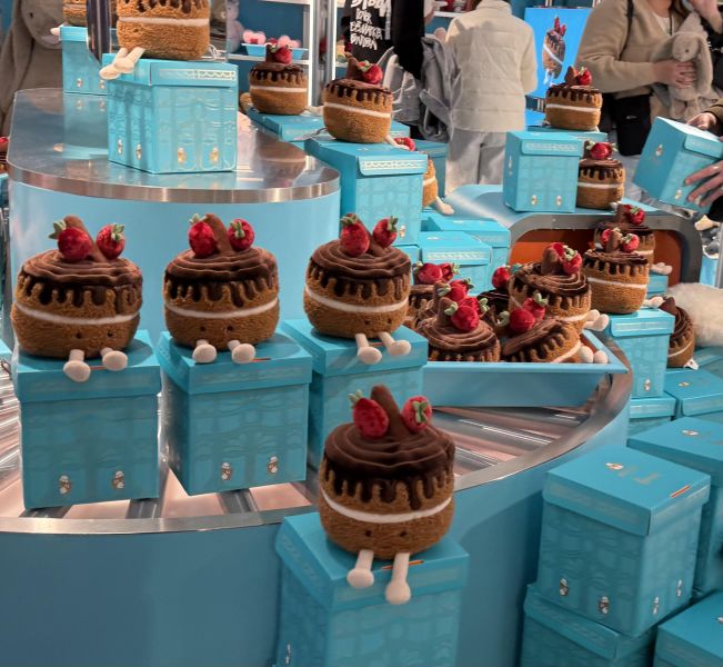 HARRODS 聯名 草莓 巧克力蛋糕 jELLYCAT Amuseables Glacy Chocolate Cake (包含 蛋糕禮盒) jELLYCAT Amuseables Glacy Chocolate Cake