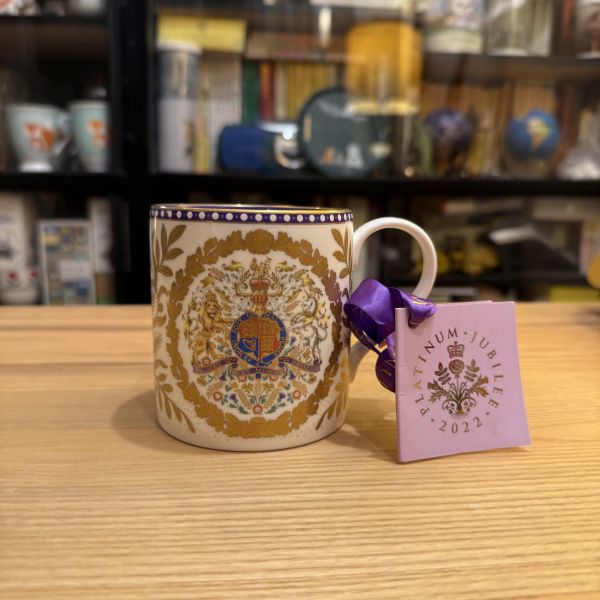 英國製 HARRODS 哈洛德百貨 馬克杯 伊莉莎白二世 登基 白金年紀念款 PLATINUM JUBILEE OF HER MAJESTY QUEEN ELIZABETH II 2022 紀念限量款 HARRODS PLATINUM JUBILEE OF HER MAJESTY QUEEN ELIZABETH II 2022