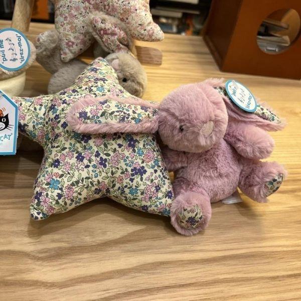 音樂拉鈴 碎花 米 兔兔 掛飾 jELLYCAT Blossom Bea Beige Bunny Musical Pull 30 (耳朵刺繡加購) 兔子 兔 jELLYCAT Blossom Bea Beige Bunny Musical Pull