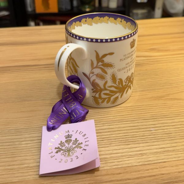 英國製 HARRODS 哈洛德百貨 馬克杯 伊莉莎白二世 登基 白金年紀念款 PLATINUM JUBILEE OF HER MAJESTY QUEEN ELIZABETH II 2022 紀念限量款 HARRODS PLATINUM JUBILEE OF HER MAJESTY QUEEN ELIZABETH II 2022