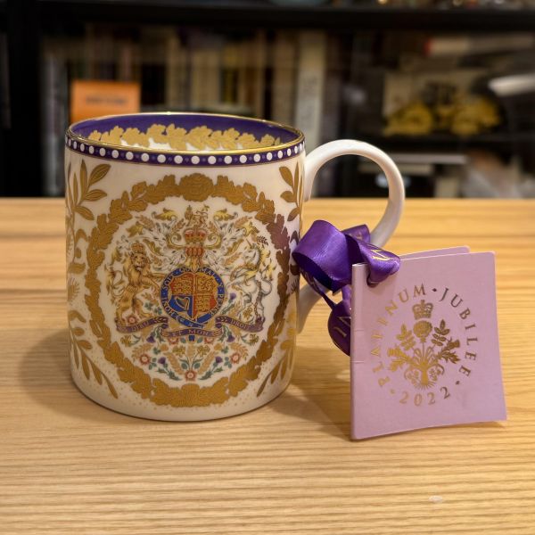 英國製 HARRODS 哈洛德百貨 馬克杯 伊莉莎白二世 登基 白金年紀念款 PLATINUM JUBILEE OF HER MAJESTY QUEEN ELIZABETH II 2022 紀念限量款 HARRODS PLATINUM JUBILEE OF HER MAJESTY QUEEN ELIZABETH II 2022