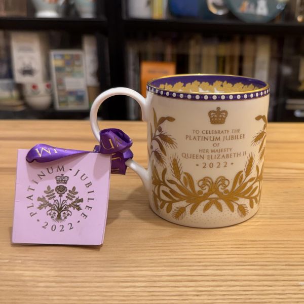 英國製 HARRODS 哈洛德百貨 馬克杯 伊莉莎白二世 登基 白金年紀念款 PLATINUM JUBILEE OF HER MAJESTY QUEEN ELIZABETH II 2022 紀念限量款 HARRODS PLATINUM JUBILEE OF HER MAJESTY QUEEN ELIZABETH II 2022