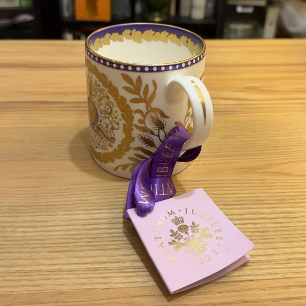 英國製 HARRODS 哈洛德百貨 馬克杯 伊莉莎白二世 登基 白金年紀念款 PLATINUM JUBILEE OF HER MAJESTY QUEEN ELIZABETH II 2022 紀念限量款 HARRODS PLATINUM JUBILEE OF HER MAJESTY QUEEN ELIZABETH II 2022