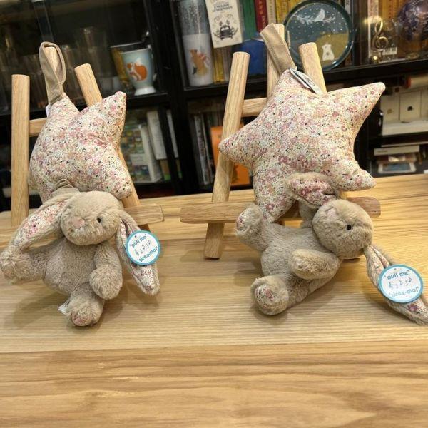 音樂拉鈴 碎花 奶油白 草莓 兔兔 掛飾 jELLYCAT Blossom Cream Bunny Berry Musical Pull 30 (耳朵刺繡加購) 兔子 兔 jELLYCAT Blossom Cream Bunny Berry Musical Pull