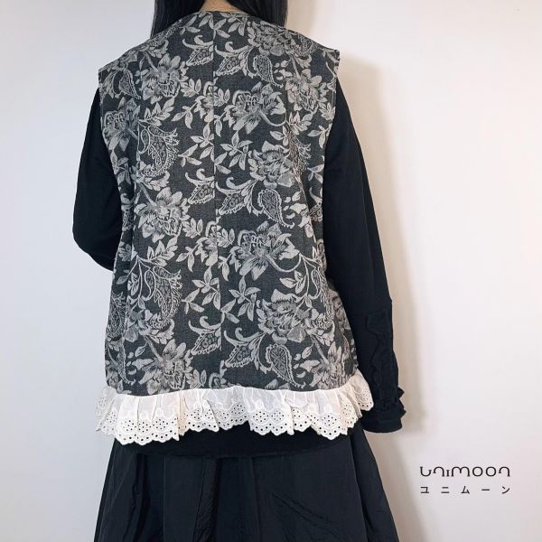 𝟮𝟲𝟭𝟬𝟳 夜花未眠刺繡蕾絲滾邊內綁帶設計背心 