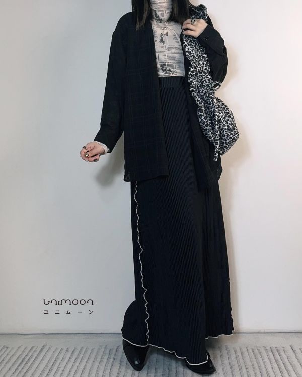 ᴊᴜɴ 𝟮𝟱-𝟭𝟲 撞色卷邊直筒修身坑條長裙 