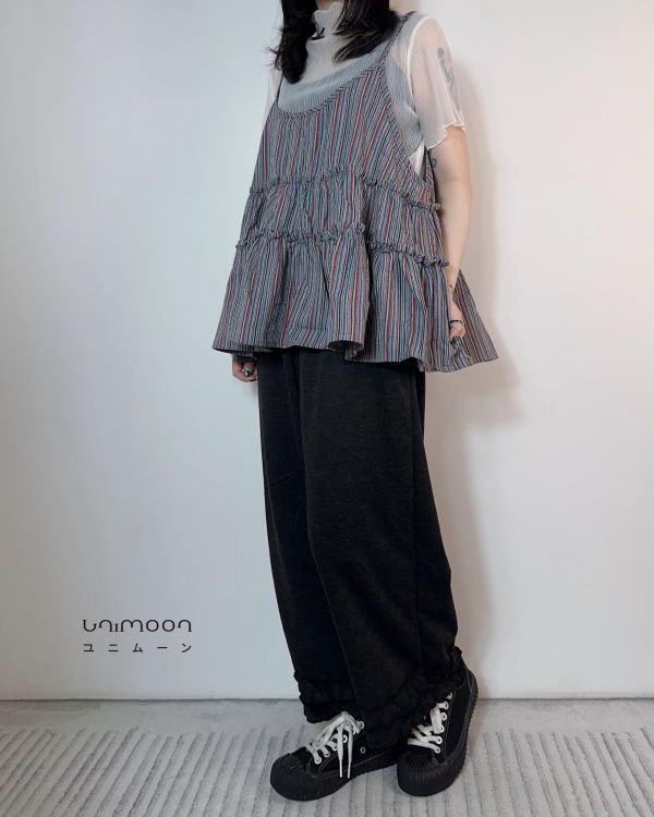 𝟮𝟲𝟰𝟬𝟰 空氣感直條捲邊透膚上衣 