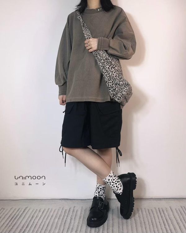 ᴅᴇᴄ 𝟮𝟱-𝟮𝟭 復古風前短後長長袖落肩上衣 