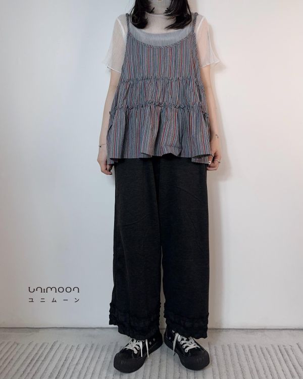 𝟮𝟲𝟰𝟬𝟰 空氣感直條捲邊透膚上衣 