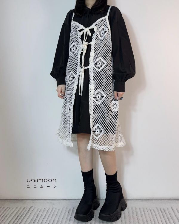𝟮𝟲𝟯𝟮𝟮 窗花織片多綁帶外罩長版背心 
