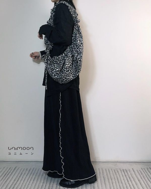 ᴊᴜɴ 𝟮𝟱-𝟭𝟲 撞色卷邊直筒修身坑條長裙 