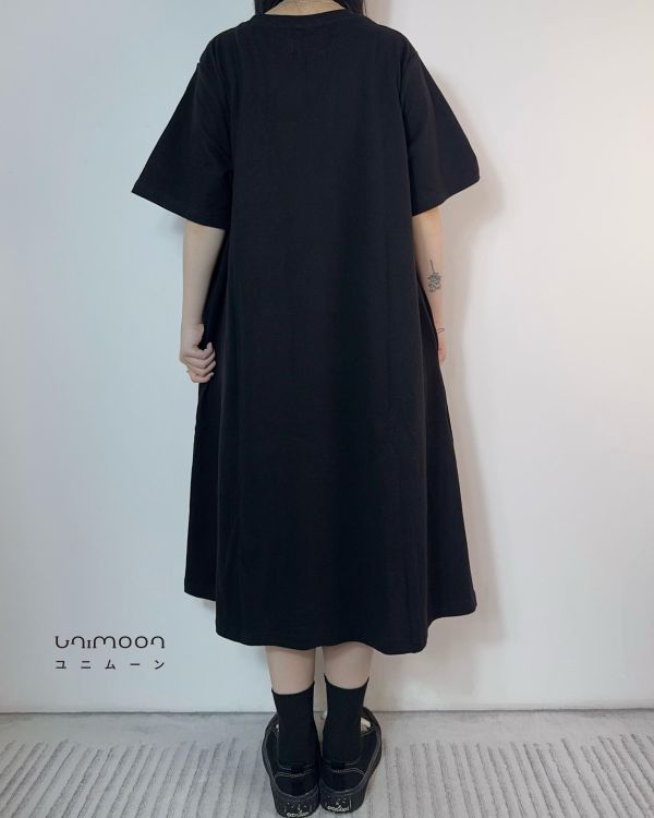 𝟮𝟲𝟰𝟬𝟯 無聲小日常純黑長版Tee洋裝 