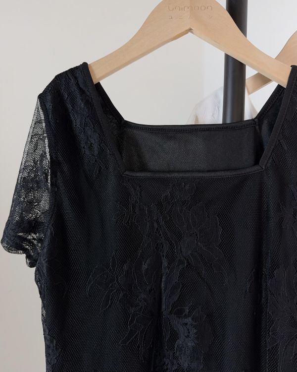 𝟮𝟲𝟯𝟮𝟰 舊洋房的刺繡花方領雙層上衣 