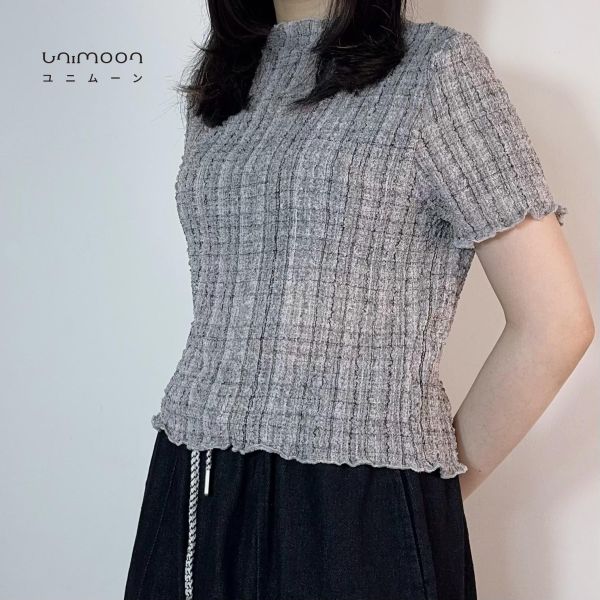 𝟮𝟲𝟰𝟭𝟭 混灰格皺皺肌理布捲邊短版上衣 