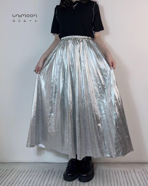 ɴᴏᴠ 𝟮𝟱-𝟮𝟳 pu皮金屬光澤傘擺百褶長裙 