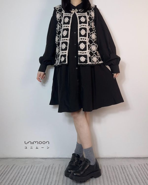 𝟮𝟲𝟯𝟬𝟮 舊書店小花窗編織感背心 